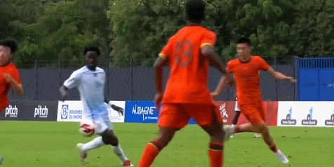 爱游戏体育app下载-U19国足4分钟丢2球！依合散超巨失误，刘佳乐送礼，久帅不满